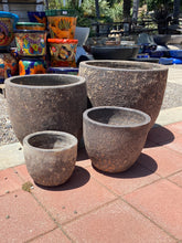 Load image into Gallery viewer, Ladera Thorncrest Round Planter