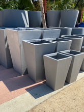 Load image into Gallery viewer, Andorra Oso Square Planter